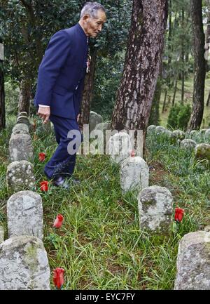 (150727)--Peking, 27. Juli 2015 (Xinhua)--Lu Caiwen trauert um die Soldaten während der Schlacht gegen die japanische Invasion in Tengchong, Südwesten der chinesischen Provinz Yunnan, 21. Juli 2015 geopfert. Stehend auf dem Guoshang Friedhof in Tengchong County der Yunnan Provinz, Lu Caiwen, ein 90 Jahre Alter Veteran, hob seine Rechte Hand langsam zu Ehren seiner Kameraden Mitstreiter im Kampf auf dem Schlachtfeld im westlichen Yunnan Provinz 70 Jahren gestorben. Lu war ein Intelligenz-Informationen-Sammler, eine risikoreiche Arbeit während das chinesische Volk Krieg des Widerstands gegen japanische Aggressio Stockfoto