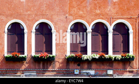fünf Holzfenster und alten Verfall Wand Gebäude-Architektur in Murano, Venedig, Italien Stockfoto