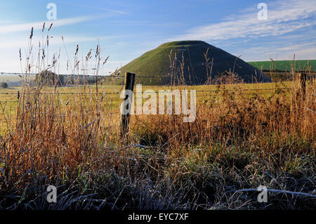 Silbury Hill, Wiltshire, Teil des UNESCO-Welterbe von Avebury. Stockfoto