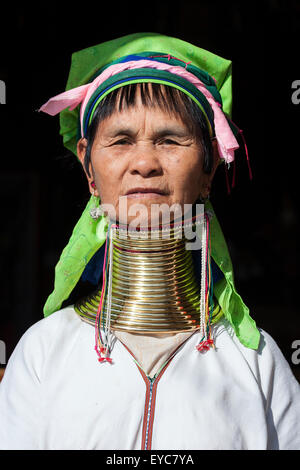 Frau aus dem Stamm der Padaung in typischer Kleidung und Kopfbedeckung, Halskette, Porträt, Inle-See, Shan State in Myanmar Stockfoto