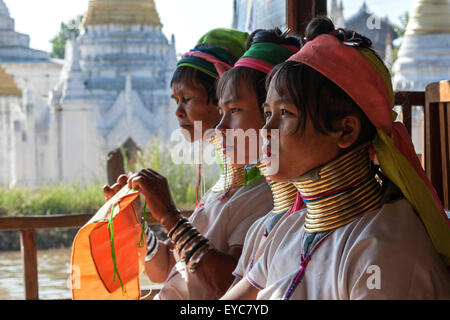 Frauen vom Stamm Padaung in typischer Kleidung und Kopfbedeckung, Halsketten, Inle See, Shan State in Myanmar Stockfoto