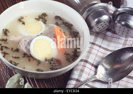 Leckere weiße Borschtsch serviert mit Ei Stockfoto