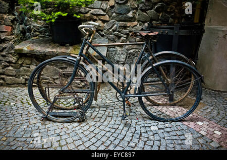 Zwei alte Fahrräder auf Racks Stockfoto