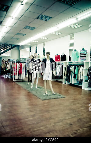 Innenraum eines kleidung shop mit Schaufensterpuppen Stockfoto
