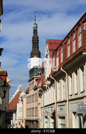 Straße mit Kirche des Heiligen Geistes, Pühavaimu Kirik, Tallinn, Estland Stockfoto