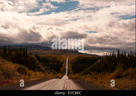 Hauptstraße in Richtung Norden, Dempster Highway, mcpherson, Yukon Territory, Kanada Stockfoto