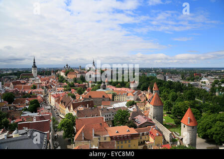 Obere Stadt mit Alexander Nevsky Cathedral oder Aleksander Nevski Katedraal und Toomkirik Kathedrale, Unterstadt mit St. Nikolaus Stockfoto