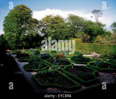 Kinoith Haus Gärten, Kinoith, Co Cork, Irland; Edwardian Garten im Frühling Stockfoto