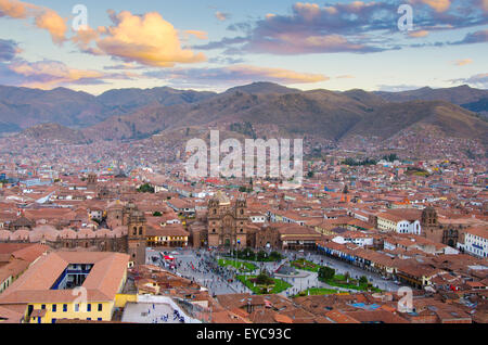 Plaza de Armas in Cusco während des Sonnenuntergangs. Stockfoto
