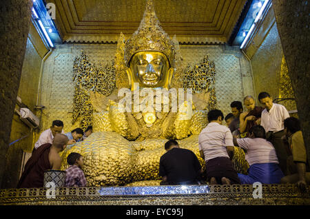 Menschen setzen Blattgold auf Buddha bei Mahamuni-Buddha-Tempel, Mandalay, Myanmar Stockfoto