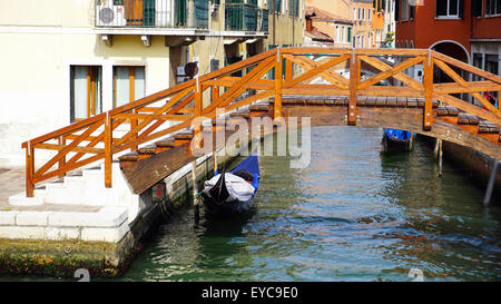 Brücke, Kanal- und Gondel Holzboot in alte Stadt Venedig, Italien Stockfoto