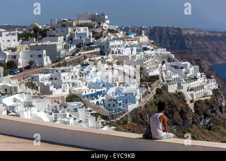 Touristen Blick auf weiße Gebäude auf Klippe Firostefani, Santorini, Kykladen, griechische Insel Reise Santorini Griechenland Architektur Stockfoto