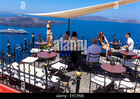 Palia Kameni Bar Menschen in Santorini Restaurant und Cocktail Bar auf der Klippe Terrasse mit Blick auf das Meer, Fira Santorini griechische Insel Griechenland Inseln Stockfoto