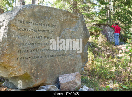 KRAMPEN, SCHWEDEN AM 3. SEPTEMBER 2013. Wahrzeichen, neben "Dem russischen Stein." Kriegsgefangene, die während des zweiten Weltkriegs floh. Editorial. Stockfoto