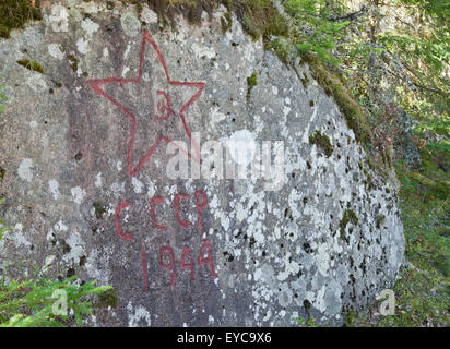 Der russische Stein. Eine Sehenswürdigkeit, Denkmal der russischen Kriegsgefangenen, die aus Norwegen und Finnland während des zweiten Weltkriegs floh. Stockfoto