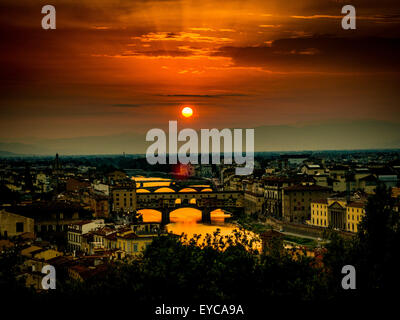 Ponte Vecchio bei Sonnenuntergang und dem Fluss Arno. Florenz, Italien. Stockfoto
