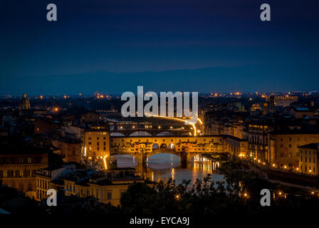 Ponte Vecchio bei Nacht Aufnahme vom Südufer des Flusses Arno. Florenz, Italien. Stockfoto
