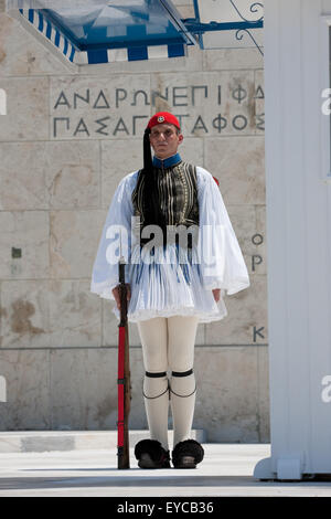 Ansicht eines griechischen Guard (Tsolias oder Euzone oder Evzon) während seine Pflicht bei unbekannten Soldaten Denkmal, Syntagma-Platz, Athen. Stockfoto