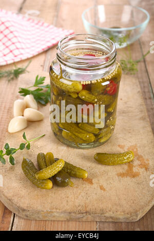 Eingelegte Gurken und Paprika in einem Glas. Stockfoto