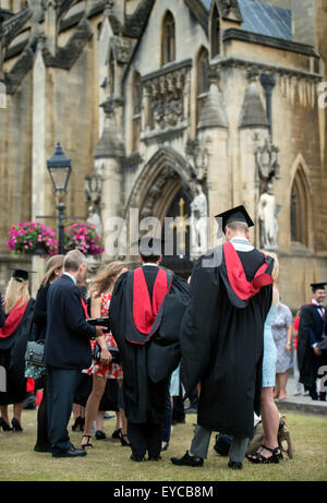 Absolventen und Familienmitglieder an der University of West Of England (UWE)-Abschlusstag in Bristol Cathedral UK Stockfoto