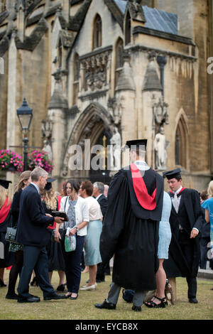 Absolventen und Familienmitglieder an der University of West Of England (UWE)-Abschlusstag in Bristol Cathedral UK Stockfoto