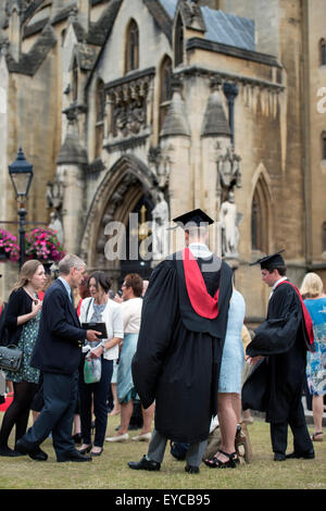 Absolventen und Familienmitglieder an der University of West Of England (UWE)-Abschlusstag in Bristol Cathedral UK Stockfoto