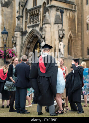 Absolventen und Familienmitglieder an der University of West Of England (UWE)-Abschlusstag in Bristol Cathedral UK Stockfoto