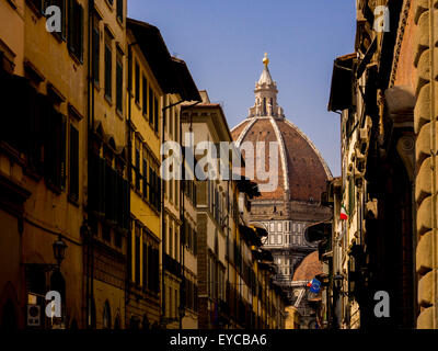 Die Kuppel von Filippo Brunelleschi auf der Kathedrale von Florenz hat einen Blick zwischen den Gebäuden der Stadt Florenz, Italien. Stockfoto