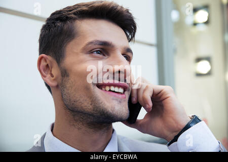 Fröhliche Geschäftsmann im freien telefonieren Stockfoto
