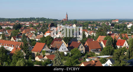 Rathenow, Deutschland, Panoramablick über die Stadt mit dem Turm der Kirche St. Marien-Andreas Stockfoto