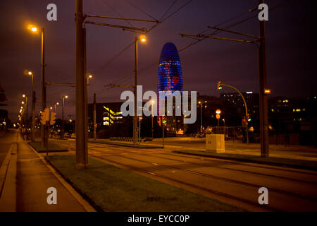 Der Torre Agbar in der Abenddämmerung in Barcelona, Spanien. Stockfoto