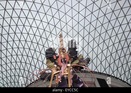 London, UK. 27. Juli 2015. Im Rahmen des "Celebrating Africa" im British Museum hat die UK-Trinidad und Tobago Künstler Zak Ové zwei Moko Jumbie Skulpturen geschaffen. Ove sieben Meter hohen Kirmes-Figuren auf Stelzen sind in der Great Court vom 28. Juli bis 13. September 2015 angezeigt. Die männlichen und weiblichen Figuren sind inspiriert von afrikanischen Maskerade und zeitgleich mit dem Notting Hill Carnival am Ende August in Auftrag gegeben haben. Stockfoto