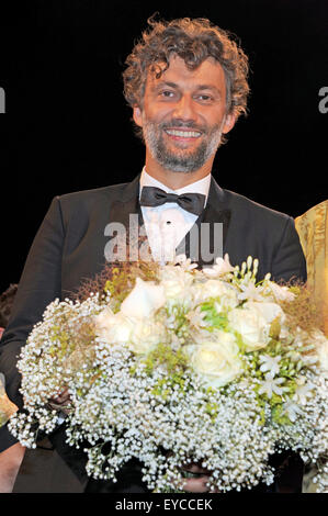 München, Deutschland. 26. Juli 2015. Sänger der deutsche Tenor Jonas Kaufmann hält eine Buquet von Blumen in der Hand und einem Lächeln wie er die "sterben Goldene Deutschland-" (lit. golden Germany Award) Preisverleihung am Veranstaltungsort Cuvillies Theater in München, 26. Juli 2015 besucht. Die Auszeichnung würdigt Menschen und ihr Engagement für die deutsche Öffentlichkeit und Gesellschaft. Foto: Ursula Düren/Dpa/Alamy Live News Stockfoto