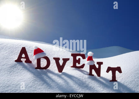 Advent bedeutet Weihnachten Zeit Schnee Weihnachtsmütze blauer Himmel Stockfoto