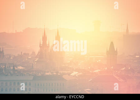 Schöne Panorama Ansicht des Prager Stadtbild mit markante Architektur Landmarken auf Misty Morning, Vintage Retro Ton-Effekt Stockfoto