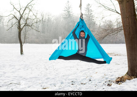 Junge Frau aerial Yoga im Freien zu praktizieren Stockfoto