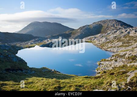 Maumturks, Loughaunnagrevagh, Co. Galway, Irland; See, umgeben von einer Bergkette Stockfoto