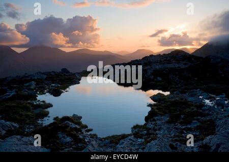 Maumturks, Co. Galway, Irland; Pools auf dem Gipfel des Knocknahillion Stockfoto