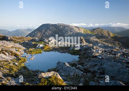 Maumturks, Co. Galway, Irland; Pools auf dem Gipfel des Knocknahillion Stockfoto