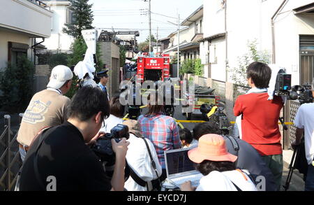 Tokio, Japan. 26. Juli 2015. Kleine leichtes Flugzeug stürzt in Wohngebiet am Fujimi-Cho in Tokio Chofu-Shi am 26. Juli 2015. © Motoo Naka/AFLO/Alamy Live-Nachrichten Stockfoto