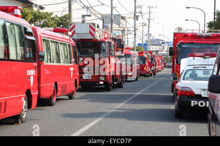 Tokio, Japan. 26. Juli 2015. Kleine leichtes Flugzeug stürzt in Wohngebiet am Fujimi-Cho in Tokio Chofu-Shi am 26. Juli 2015. © Motoo Naka/AFLO/Alamy Live-Nachrichten Stockfoto