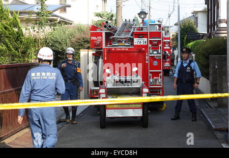 Tokio, Japan. 26. Juli 2015. Kleine leichtes Flugzeug stürzt in Wohngebiet am Fujimi-Cho in Tokio Chofu-Shi am 26. Juli 2015. © Motoo Naka/AFLO/Alamy Live-Nachrichten Stockfoto