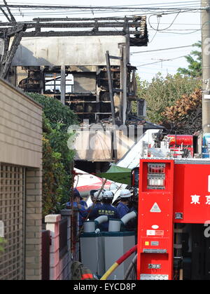 Tokio, Japan. 26. Juli 2015. Kleine leichtes Flugzeug stürzt in Wohngebiet am Fujimi-Cho in Tokio Chofu-Shi am 26. Juli 2015. © Motoo Naka/AFLO/Alamy Live-Nachrichten Stockfoto