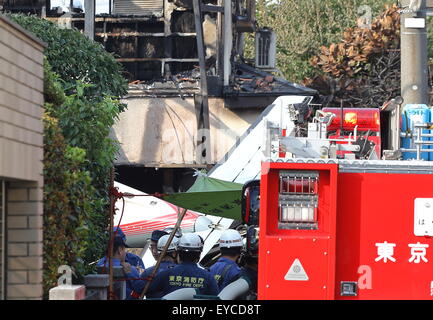 Tokio, Japan. 26. Juli 2015. Kleine leichtes Flugzeug stürzt in Wohngebiet am Fujimi-Cho in Tokio Chofu-Shi am 26. Juli 2015. © Motoo Naka/AFLO/Alamy Live-Nachrichten Stockfoto