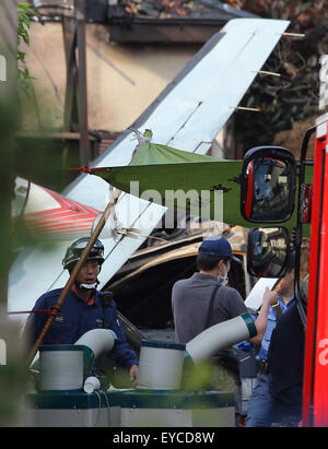 Tokio, Japan. 26. Juli 2015. Kleine leichtes Flugzeug stürzt in Wohngebiet am Fujimi-Cho in Tokio Chofu-Shi am 26. Juli 2015. © Motoo Naka/AFLO/Alamy Live-Nachrichten Stockfoto