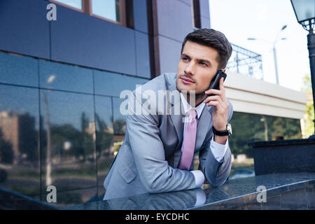 Nachdenklich Geschäftsmann im freien telefonieren Stockfoto