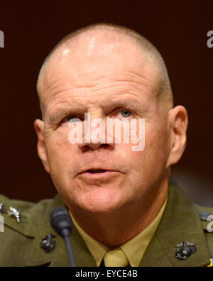 Generalleutnant Robert B. Neller, erscheint vor dem United States Senate Committee on Armed Services unter Berücksichtigung seiner Ernennung zum General und Kommandant des US Marine Corps auf dem Capitol Hill in Washington, DC auf Donnerstag, 23. Juli 2015 USMC. Bildnachweis: Ron Sachs/CNP - kein Draht-Dienst- Stockfoto