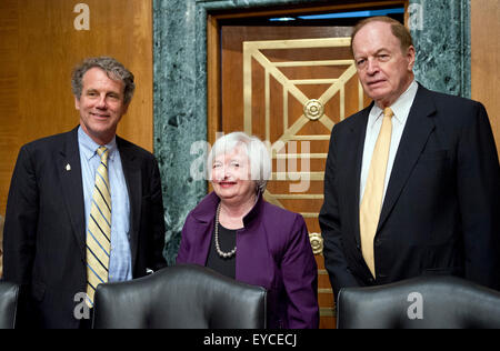 Janet L. Yellen, Stuhl, Board of Governors des Federal Reserve System, Center, posiert für ein Foto mit US-Senator Richard Shelby (Republikanische of Alabama), Vorsitzender, U.S. Senate Committee on Banking, Housing & Urban Affairs, Recht und US-Senator Sherrod Brown (Demokrat of Ohio), Mitglied des Ranking links, als sie ankommt, um Zeugnis zu geben? Die halbjährlichen Geldpolitik Bericht an den Kongress? auf dem Capitol Hill in Washington, DC auf Donnerstag, 16. Juli 2015. Bildnachweis: Ron Sachs / CNP/Dpa - NO-Draht-Dienst - Stockfoto