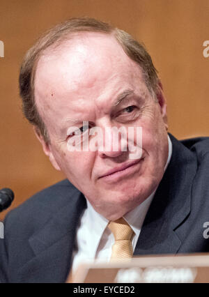 US-Senator Richard Shelby (Republikanische of Alabama), Vorsitzender, U.S. Senate Committee on Banking, Housing & Urban Affairs Plays als Yellen, Stuhl, Board of Governors des Federal Reserve System, bezeugt im Rahmen einer Anhörung auf? Die halbjährlichen Geldpolitik Bericht an den Kongress? auf dem Capitol Hill in Washington, DC auf Donnerstag, 16. Juli 2015. Bildnachweis: Ron Sachs / CNP/Dpa - NO-Draht-Dienst - Stockfoto