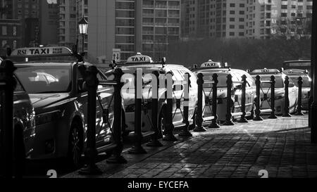 Taxis stehen in einem Taxistand und warten auf ihre Arbeit am Hauptbahnhof von Sydney in New South Wales, Australien Stockfoto